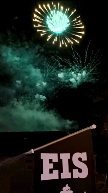 Frohes neues Jahr wünscht der Eisdealer.
#eis #regional #eiscreme #erzgebirge #knall #gesundesneuesjahr #feuerwerk #altjahresabend #softeis #eismanufaktur #musik