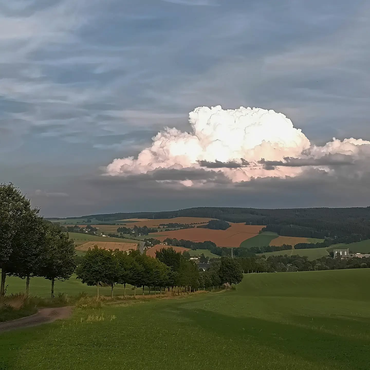 Quellwolken im Gebirge.

#erzgebirge #countrysideimpressions #cloudysky #landcape