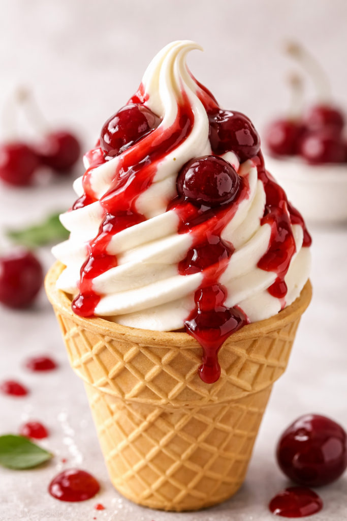 Vanille Softeis mit Kirschsoße